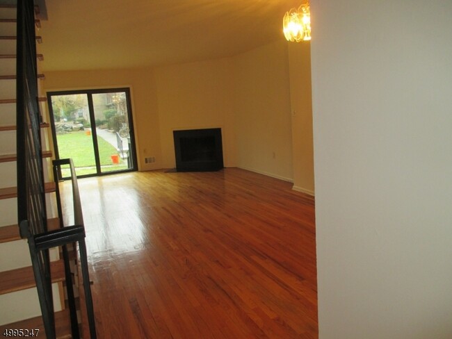 Building Photo - 181 Long Hill Rd