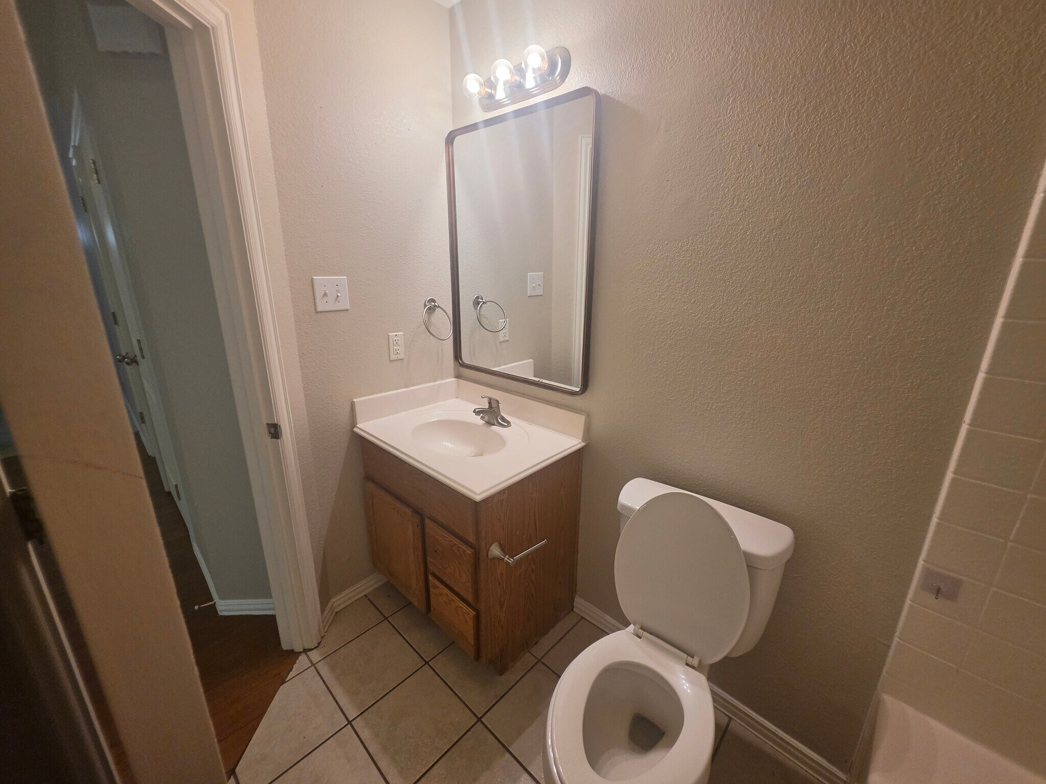 Building Photo - Room in Duplex on Arbor Ave