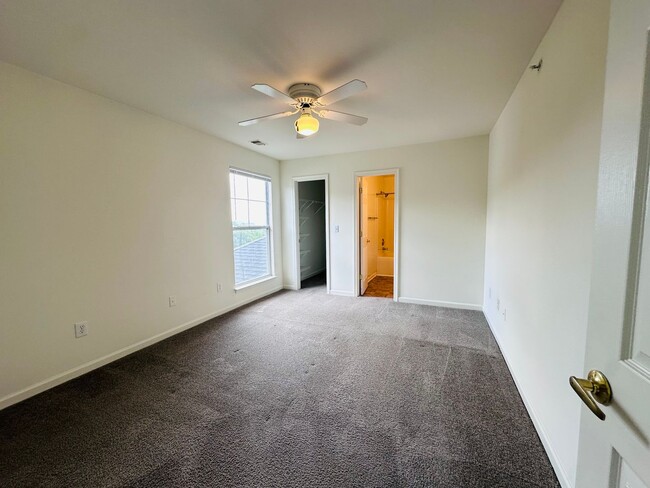Building Photo - 303 N Knollwood Dr