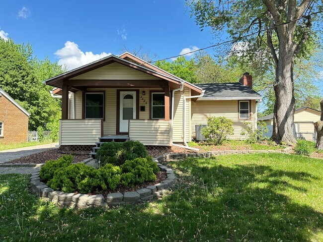 Building Photo - 3 Bedroom 1.5 Bathroom Finished Basement 2...