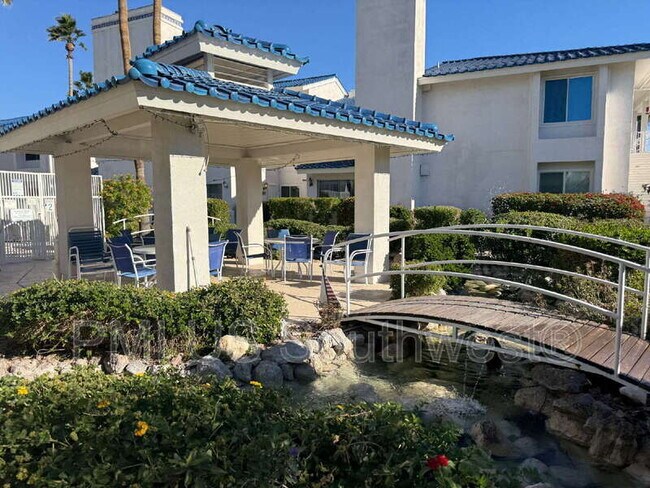 Building Photo - 1800 Club House Dr