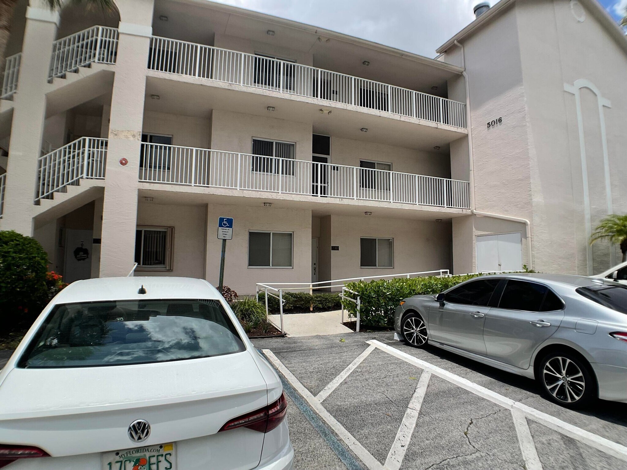 Building Photo - 5016 Rose Hill Dr