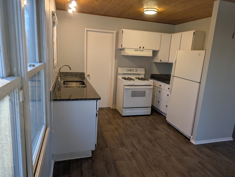 Kitchen with granite countertops / new range hood / new lighting - 18531 W Judy Dr