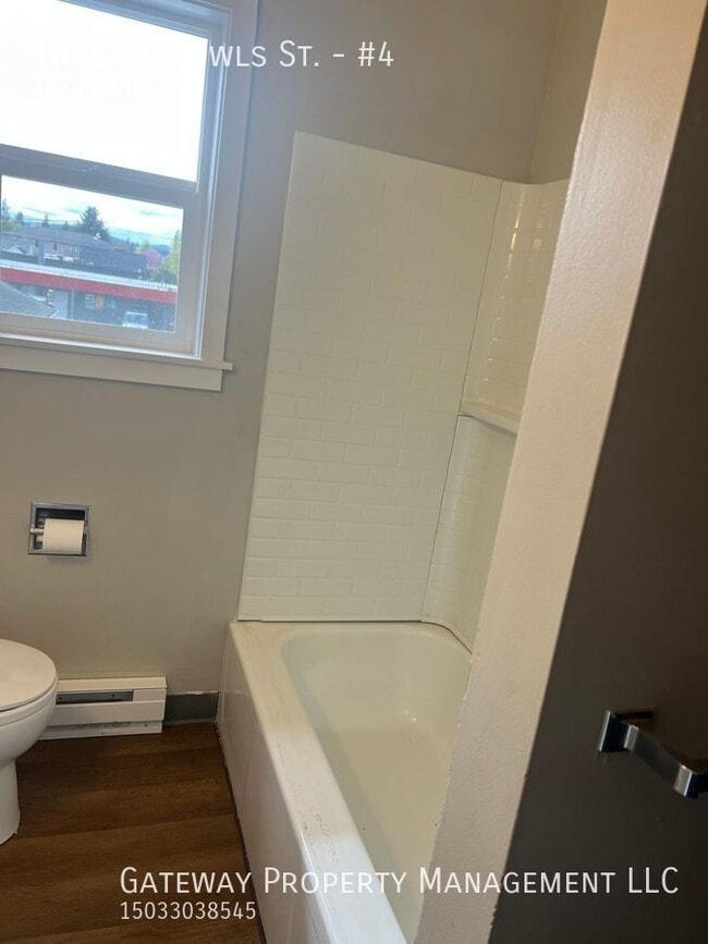 Building Photo - 1031 NE Cowls St