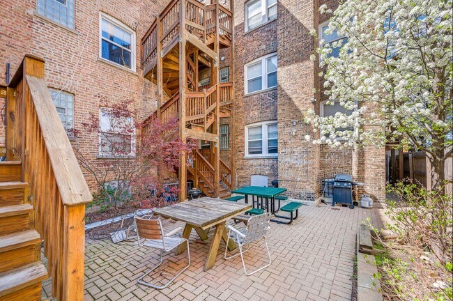 Building Photo - Ravenswood Manor - 2 Bed / 1 Bath - Heat I...