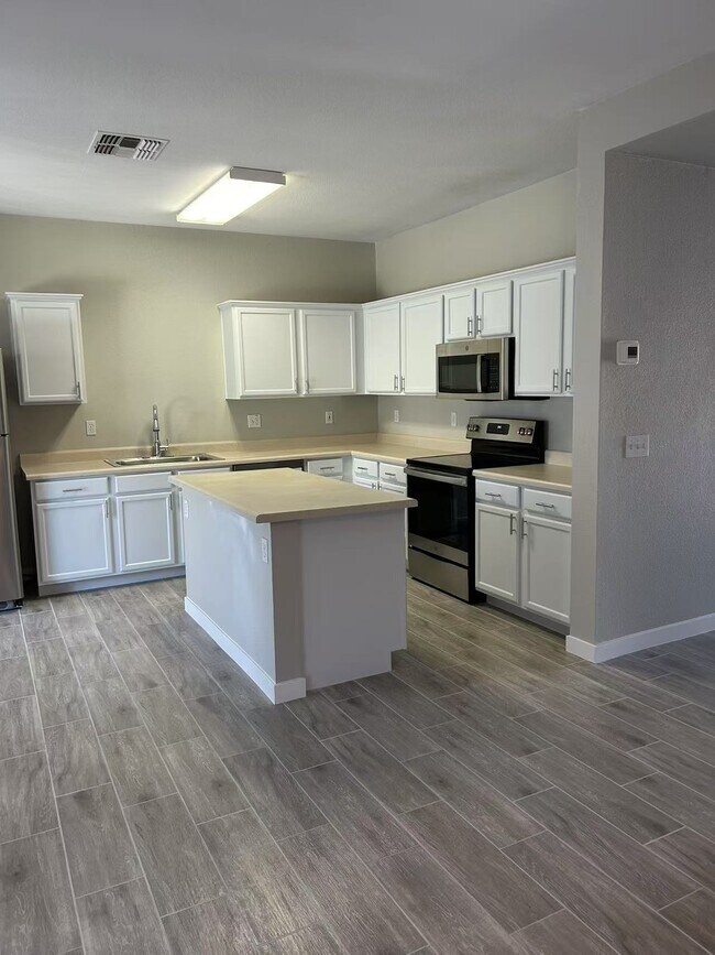 Building Photo - 2731 S Sailors Way