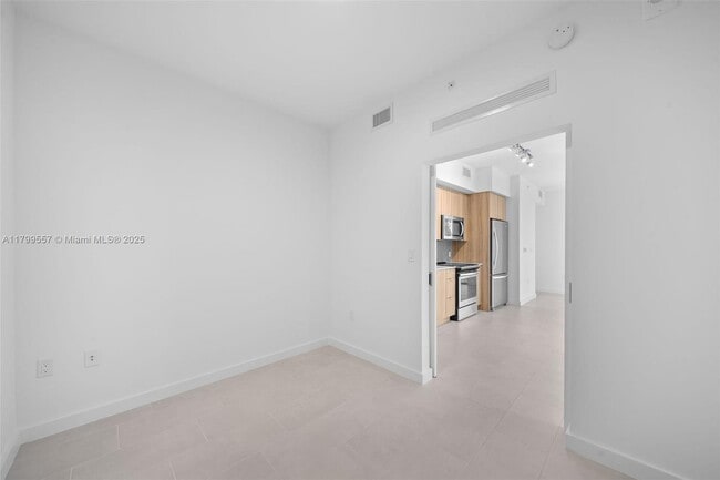 Building Photo - 2150 N Bayshore Dr