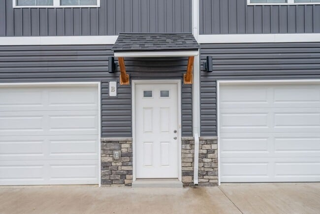 Building Photo - Two Bedroom with Garage!