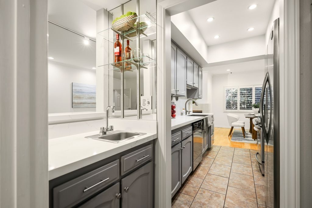 Building Photo - 11737 Darlington Ave