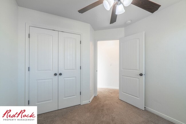 Building Photo - End Unit, DOG-FRIENDLY 3 Bedroom Townhome ...