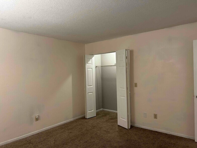 Building Photo - 5806 Ryewyck Dr