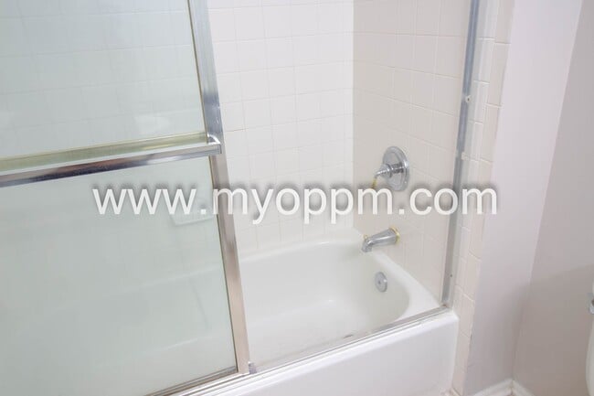 Building Photo - Available NOW! 3 Bedroom / 2 Bathroom Home | Northwest Omaha