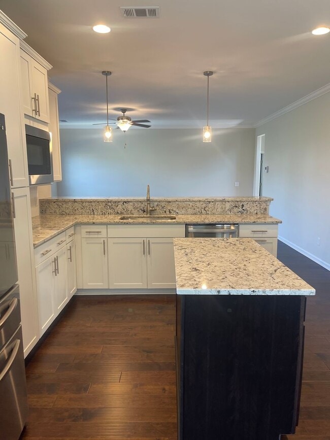 Building Photo - Stunning well kept 4 bed/ 3 bath home!