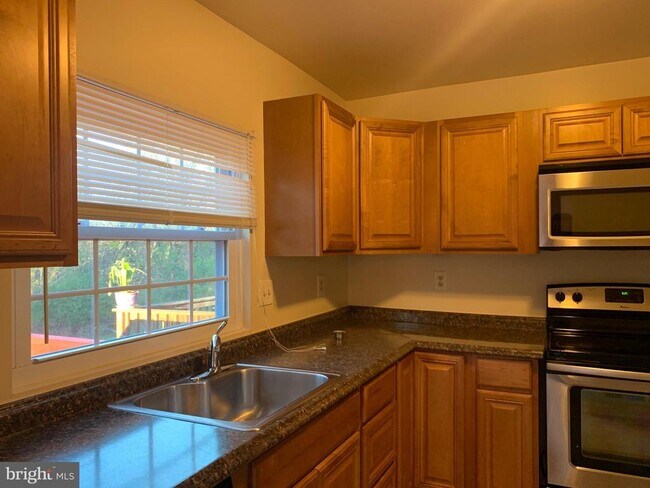 Building Photo - 1658 Colonial Way