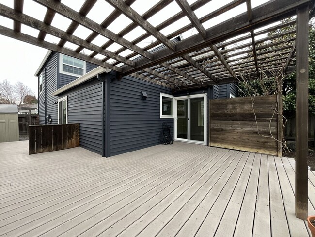 Building Photo - Stunning Lake Oswego Home with Outdoor Retreat, Vaulted Ceilings & Walk-In Closet