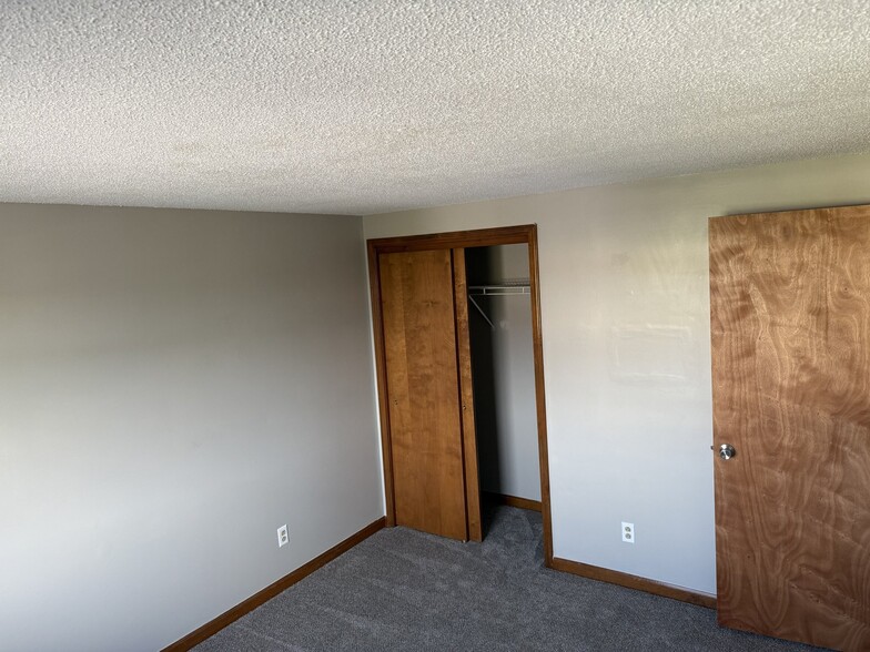 Building Photo - 2721 Alder Creek Dr S