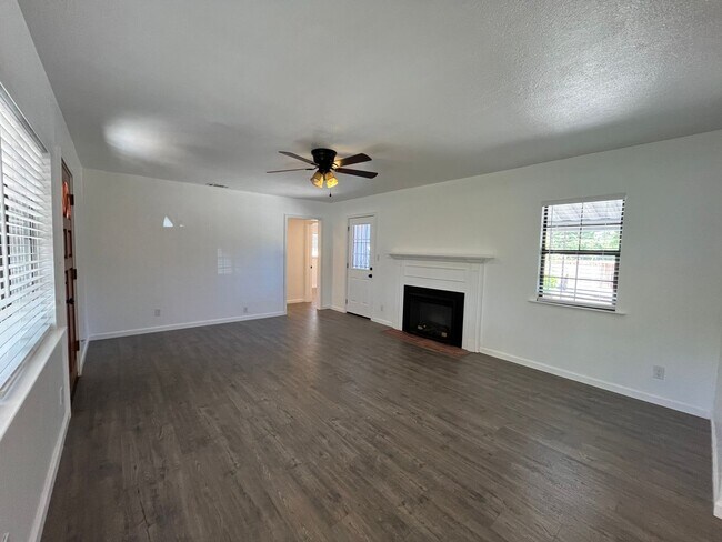 Building Photo - Spacious 3 bed 1bath home available in Ard...