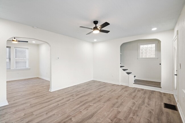 Building Photo - Stunning 4 bedroom home in Brookline available now!