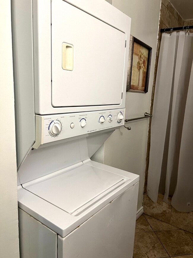 Building Photo - 10047 Westpark Dr