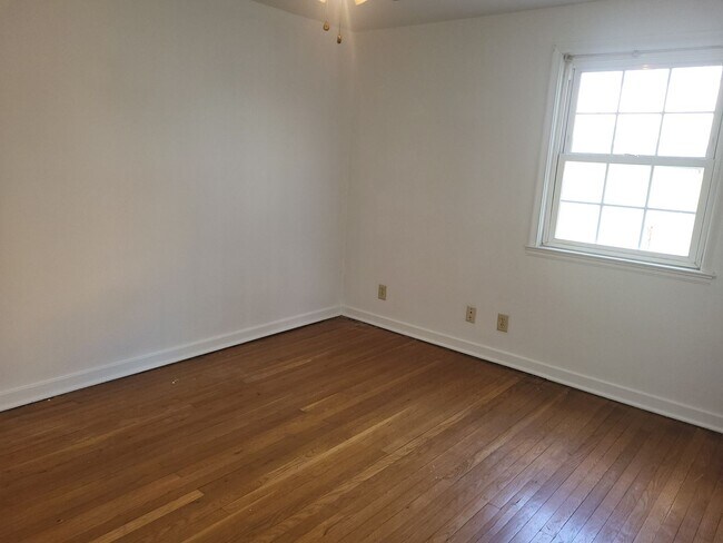 Building Photo - Two bedroom one bath in Dravosburg! Available now!