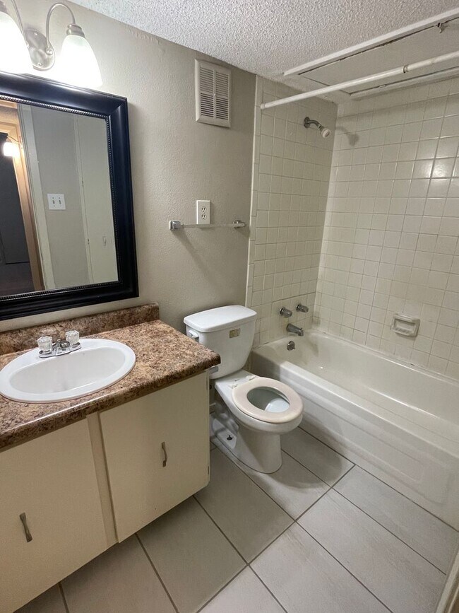 Building Photo - 6706-2 Majestic Oaks Place