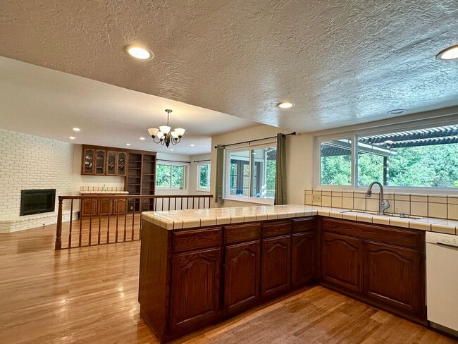 Building Photo - 4 Bedroom Home + Den in Saratoga!