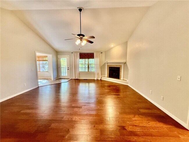 Building Photo - 305 Meadows Ct