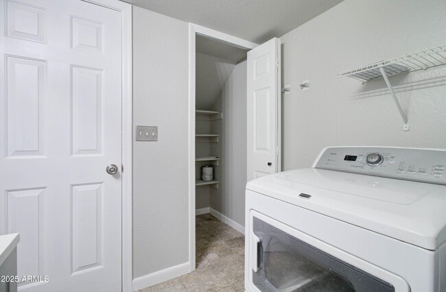 Building Photo - 2311 E Hartford Ave