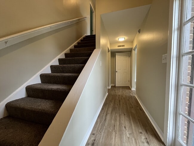 Building Photo - 533 St Marys Dr