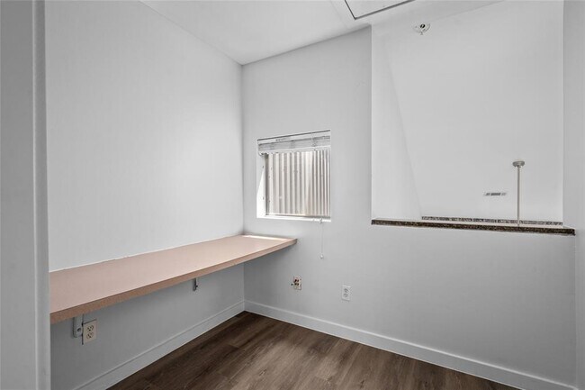 Building Photo - 811 Robin St