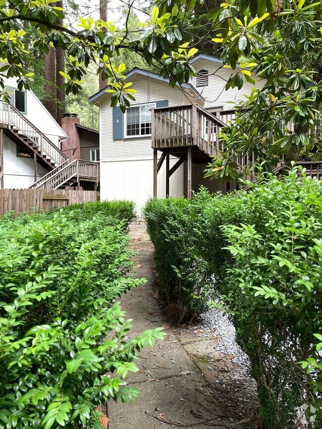 Building Photo - 1045 Sq. Ft. Private Two Bedroom One Bath ...