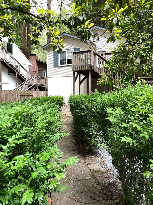 Building Photo - 1045 Sq. Ft. Private Two Bedroom One Bath ...