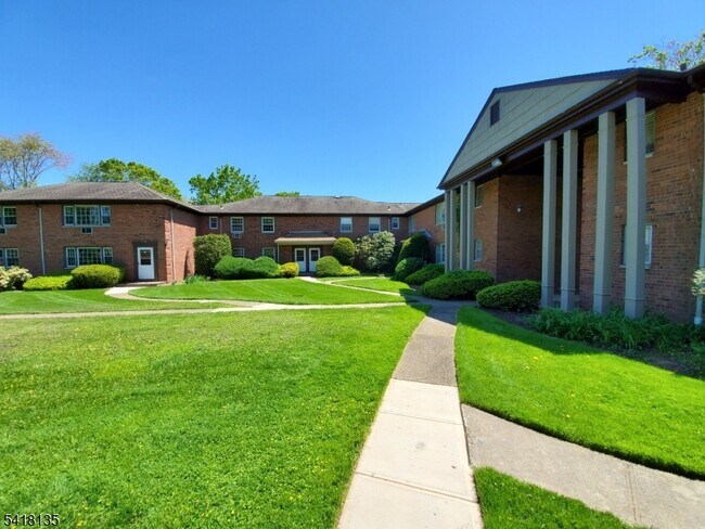 Building Photo - 206 Main St