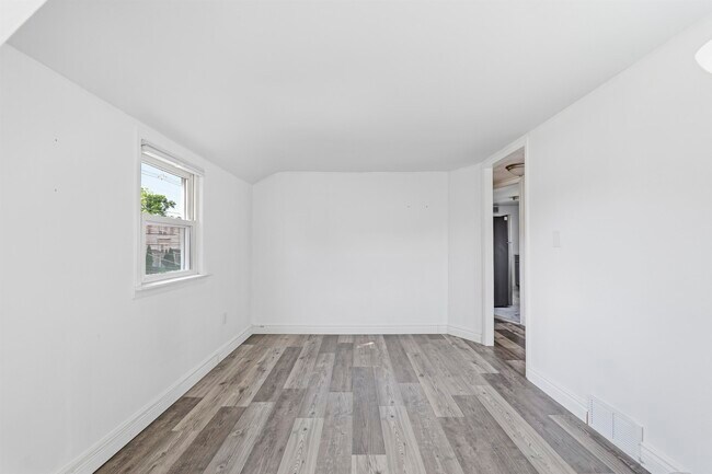 Building Photo - 76 Schuyler Ave