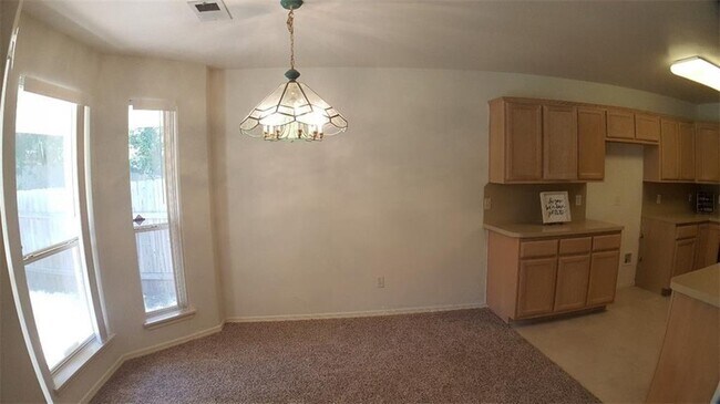 Building Photo - 2100 Silver Fox Dr