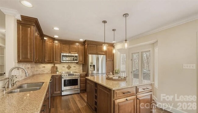 Building Photo - 120 Tall Oak Dr