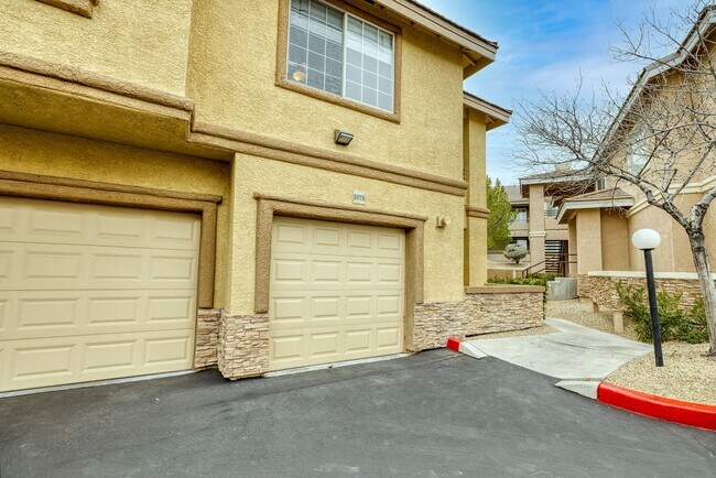 Building Photo - Entertainer's 2 Bd, 2 Bth Furnished Summerlin Condo