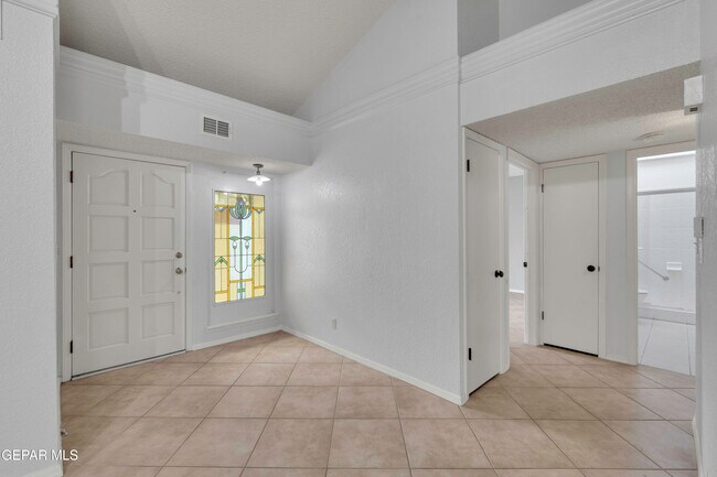 Building Photo - 620 Lakeway Dr