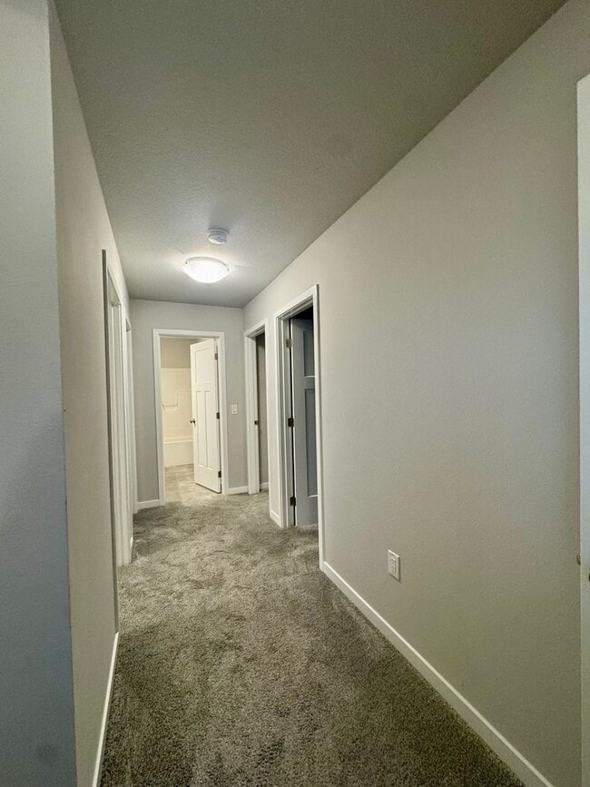 Building Photo - 3 bedroom 2.5 bath Single Family Home