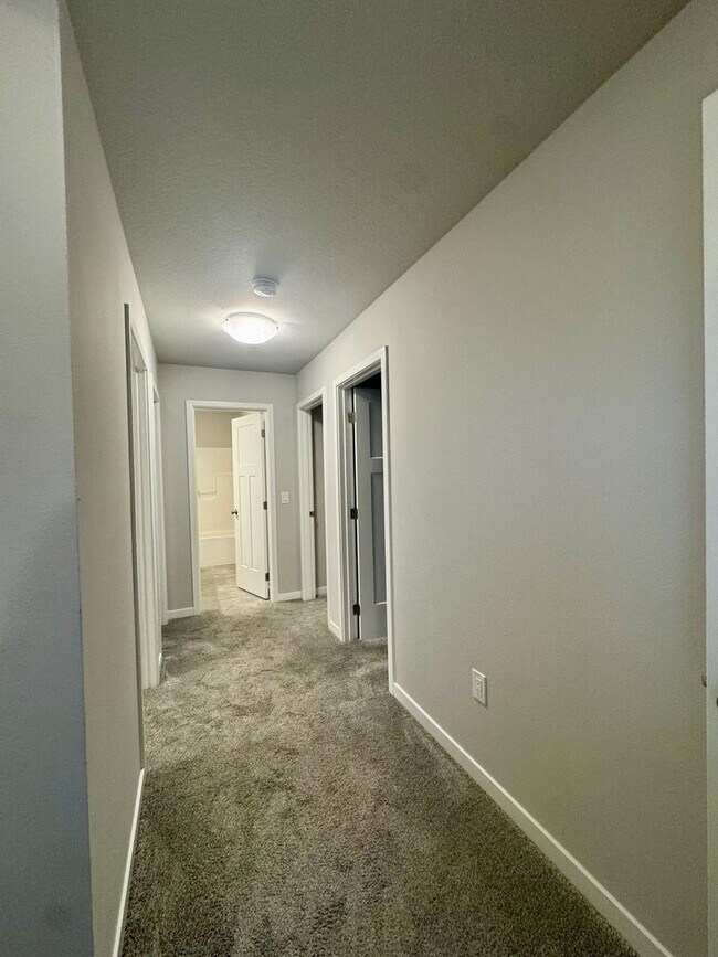 Building Photo - FREE RENT SPECIAL!  3 bedroom 2.5 bath Sin...