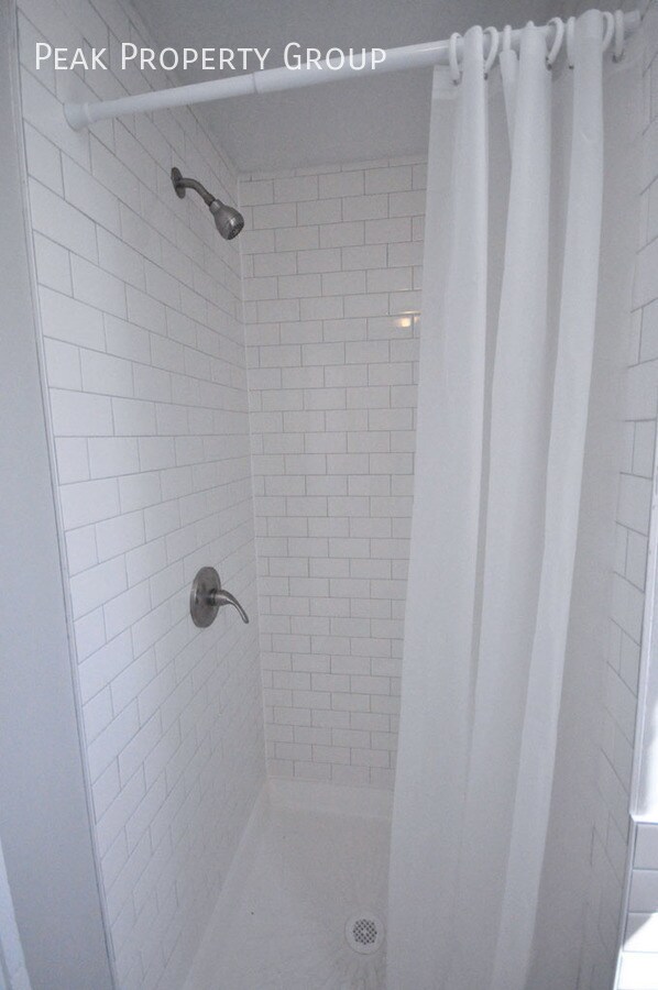Building Photo - Available Now! Located in the Short North!...