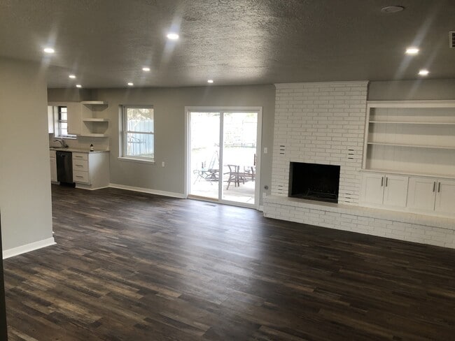 Building Photo - 2209 Iowa St