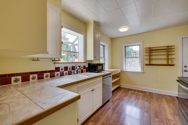 Building Photo - Adorable Wedgewood 4 Bedroom Available Now!