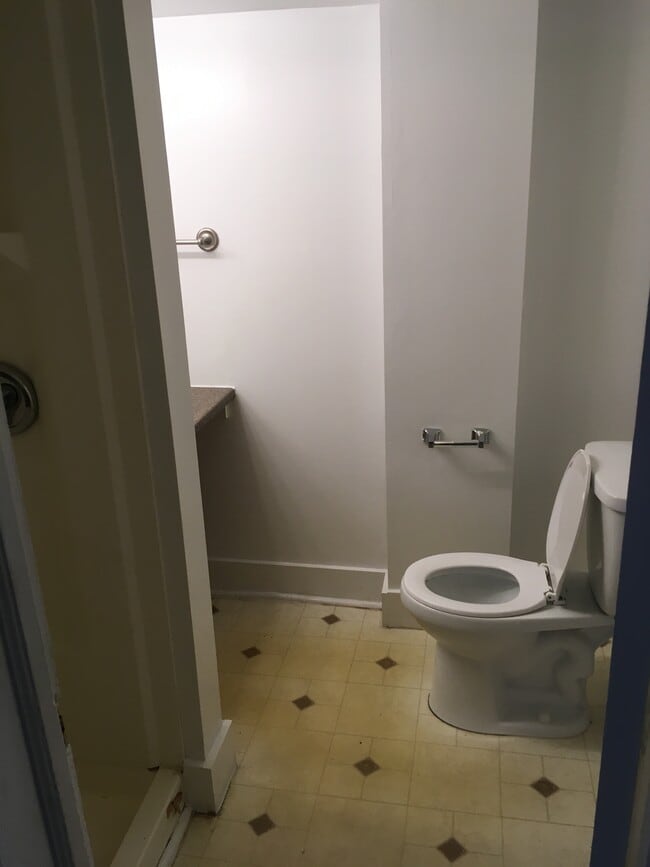 Building Photo - 70 New London Rd