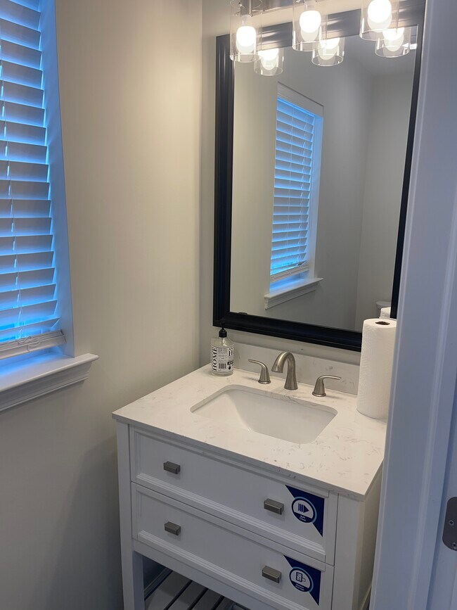 Building Photo - 416 ShadyNook St