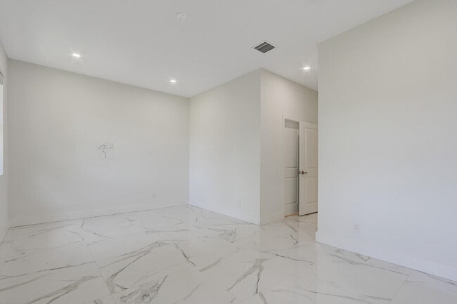 Building Photo - 400 Bella Sol Way
