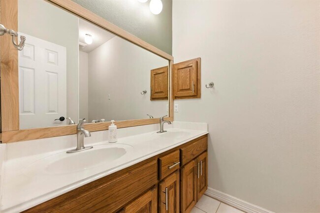 Building Photo - 9281 Scenic Bluff Dr