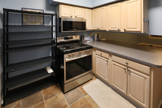 Building Photo - 6042 N Kenmore Ave