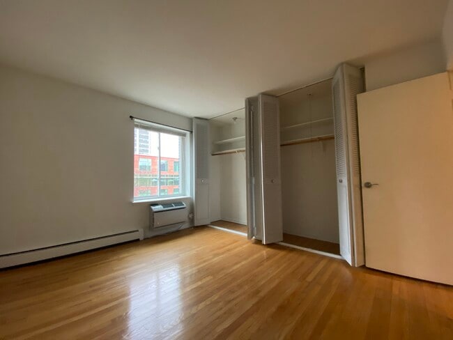Building Photo - 516 W Melrose
