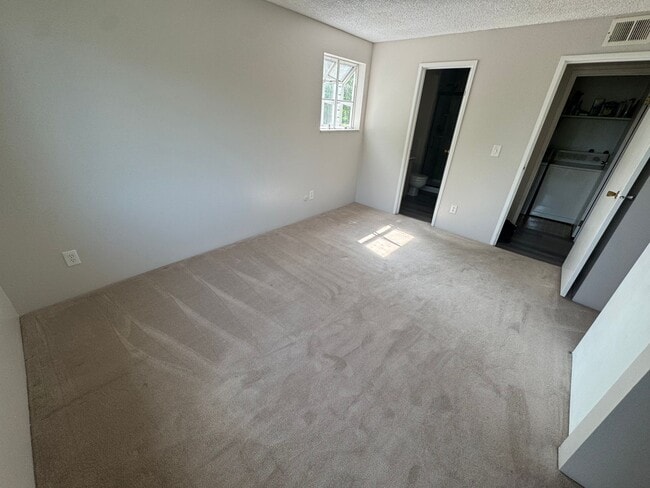 Building Photo - Spacious 2-Bed, 2-Bath Condo in the Heart ...